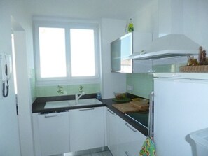 Fridge, microwave - 2-room apartment with parking in Banyuls-sur-Mer, near the port (Banyuls-sur-Mer)