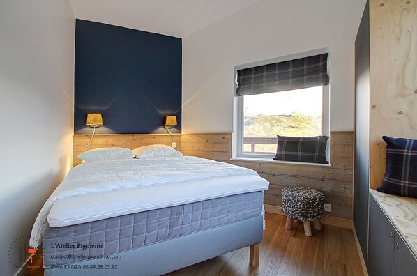 2 bedrooms, travel cot, Internet, bed sheets