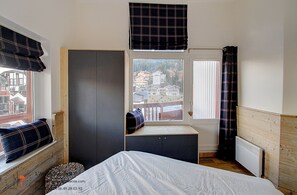 2 quartos, berço de viagem, acesso à internet, roupa de cama