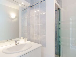 Bathroom - Charming 2-BR Apartment with Pool and A/C, Pet-Friendly, Near Beach, Sleeps 4 (Narbonne)