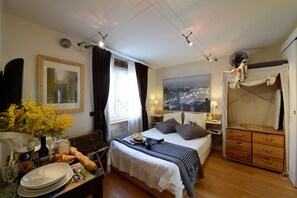 Safe på rommet, strykejern/-brett, wi-fi (inkludert) og sengetøy