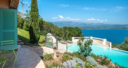 Familienvilla mit Meerblick & Infinity-Pool