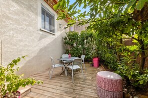 Terrace - Homerez - House in Poussan (Poussan)