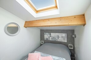 1 bedroom, iron/ironing board, Internet - Homerez - Charming House in Poussan with Private Garden (Poussan)