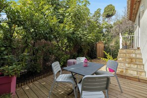 Outdoor dining - Homerez - Charming House in Poussan with Private Garden (Poussan)