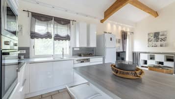 Refrigerador, microondas, horno y parrilla de estufa