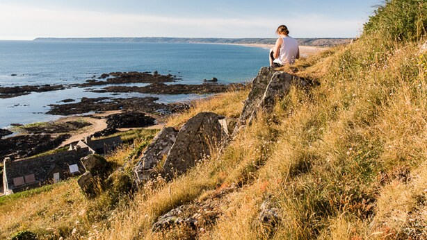 A coastal landscape with a person sitting on a rock overlooking the sea. - Cozy cottage near the beach, wifi, pets allowed (Siouville-Hague)