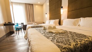 Une chambre d’hôtel avec un grand lit, un bureau et une chaise.