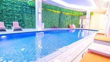 Piscine couverte, accÚs possible de 07 h 00 à 22 h 00, chaises longues