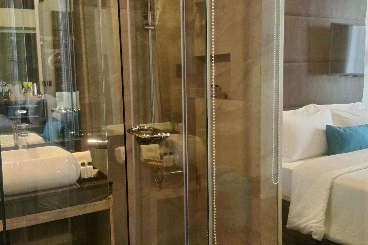 deluxe room | bathroom | shower, free toiletries, hair dryer, slippers