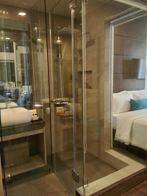 Deluxe Room | Bathroom | Shower, free toiletries, hair dryer, slippers - Goldberry Lite Iloilo (Iloilo)