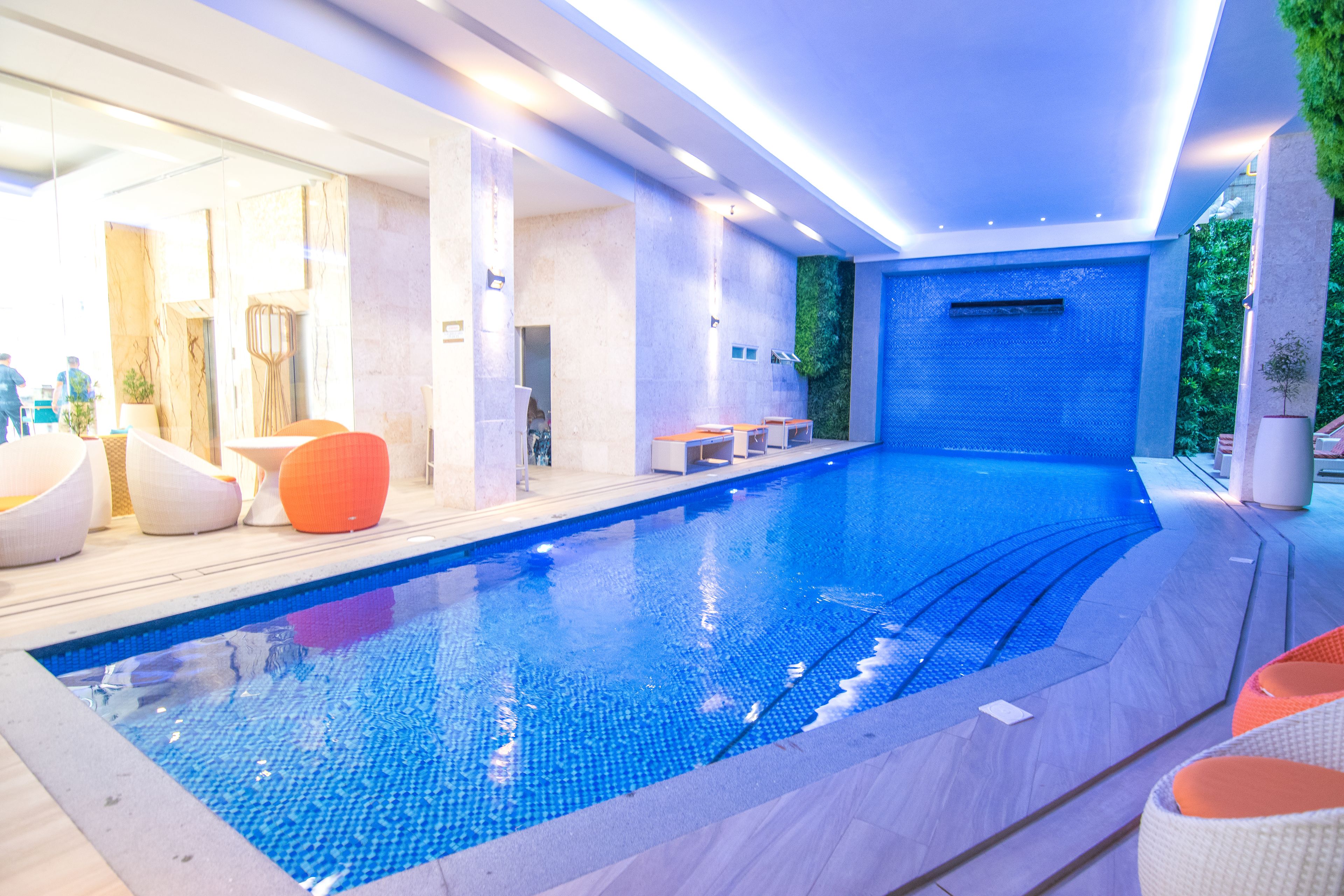 Piscina interna, funciona das 7h às 22h, espreguiçadeiras