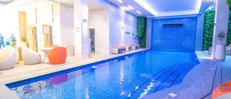 Piscina interna, funciona das 7h às 22h, espreguiçadeiras