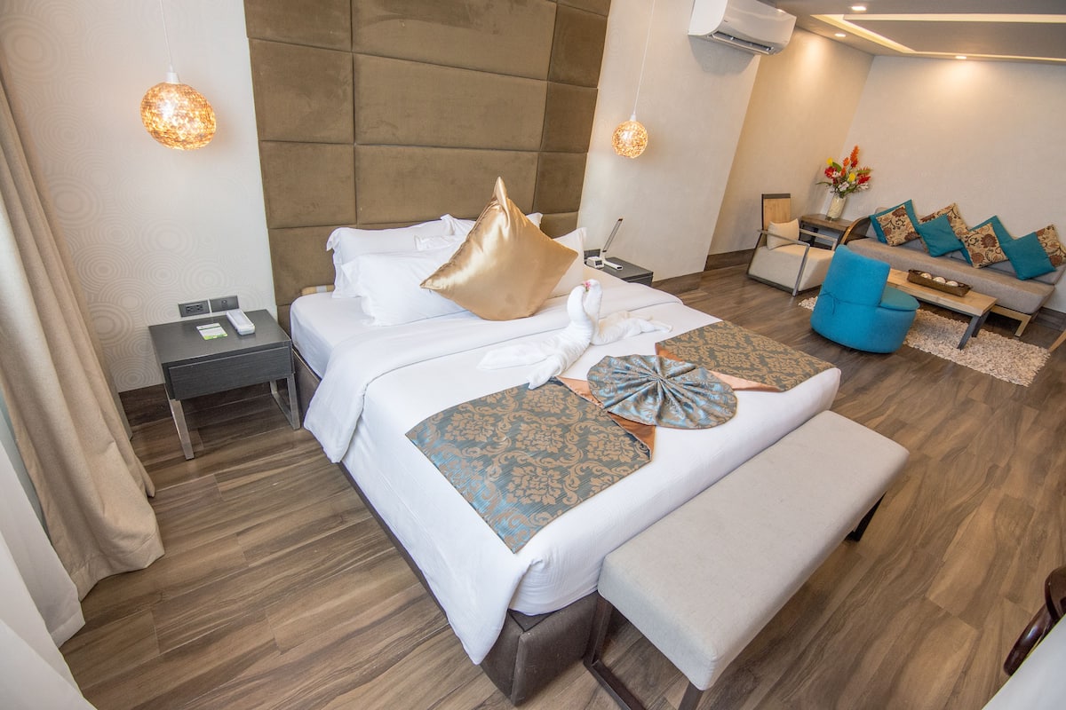 Penthouse | Minibar, in-room safe, desk, laptop workspace