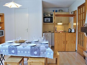 Fridge, microwave, oven, dishwasher - 3-room apartment for 6 with pool, pets allowed in Risoul 1850 (Risoul)