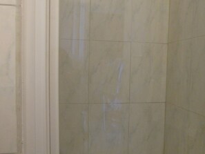 Bathroom - Sea-front T3 apartment with parking, sleeps 5 (Les Sables-d'Olonne)