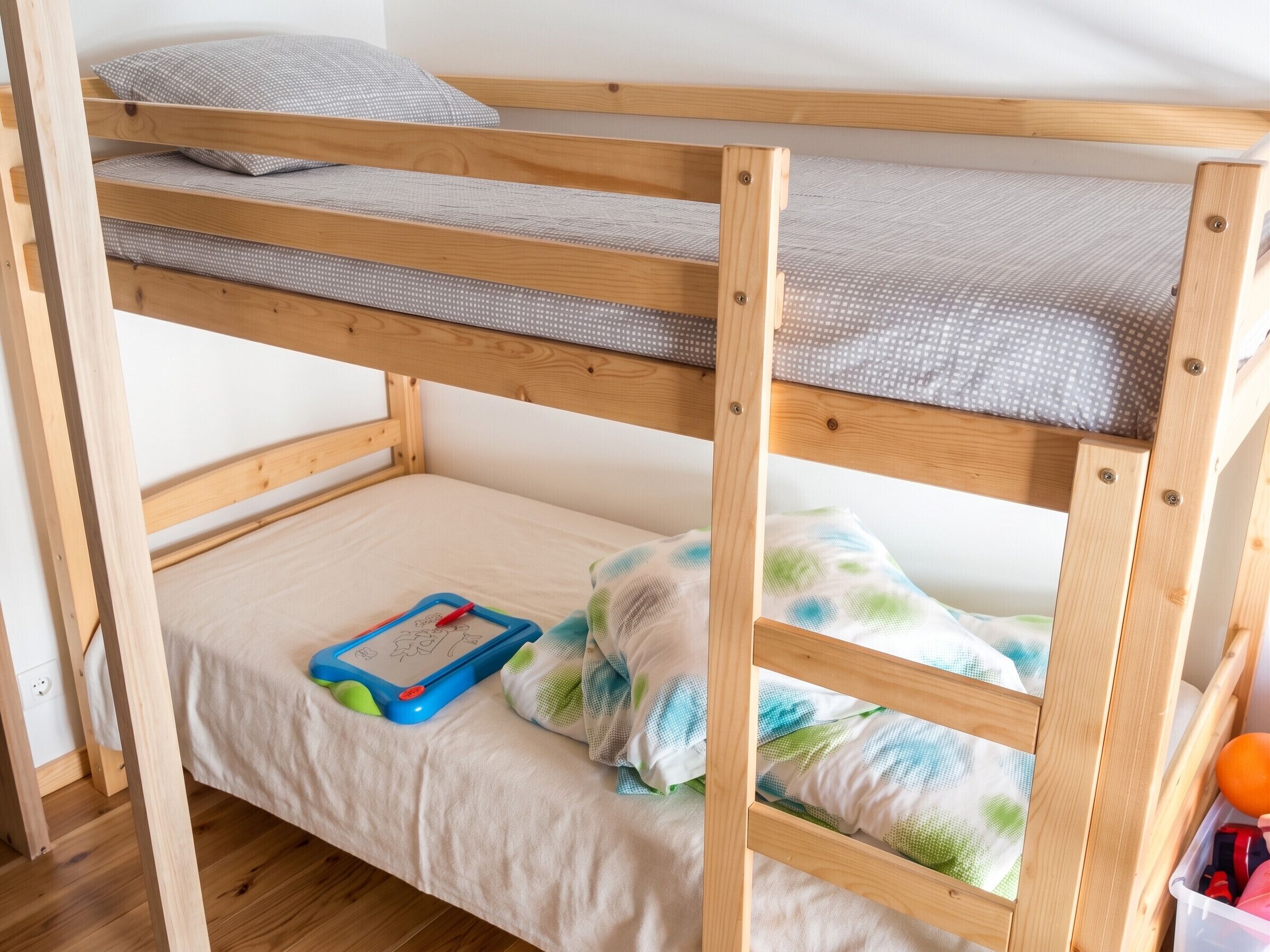 2 Schlafzimmer, Schreibtisch, Bügeleisen/Bügelbrett
