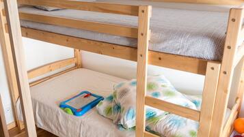 2 Schlafzimmer, Schreibtisch, Bügeleisen/Bügelbrett