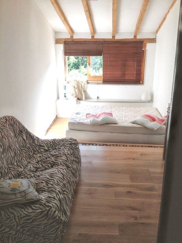 2 Schlafzimmer, Schreibtisch, Bügeleisen/Bügelbrett