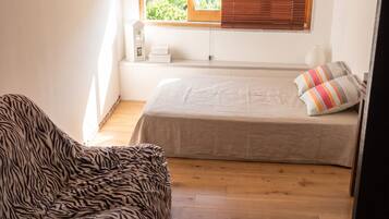 2 Schlafzimmer, Schreibtisch, Bügeleisen/Bügelbrett