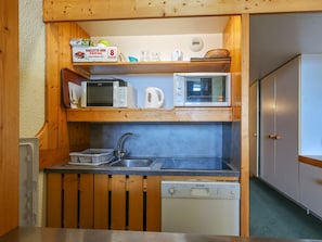 Kaffetrakter/tekoker, kjøleskap, mikrobølgeovn og ovn