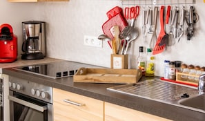 Refrigerador, microondas, horno, placa de cocina