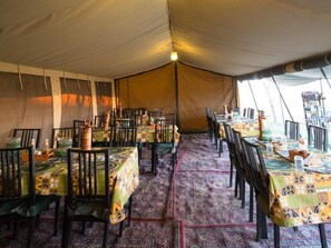 Se sirven desayunos, comidas, cenas y cocina local e internacional