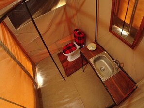 Shower, towels - Serengeti Wildebeest Camp (Serengeti)