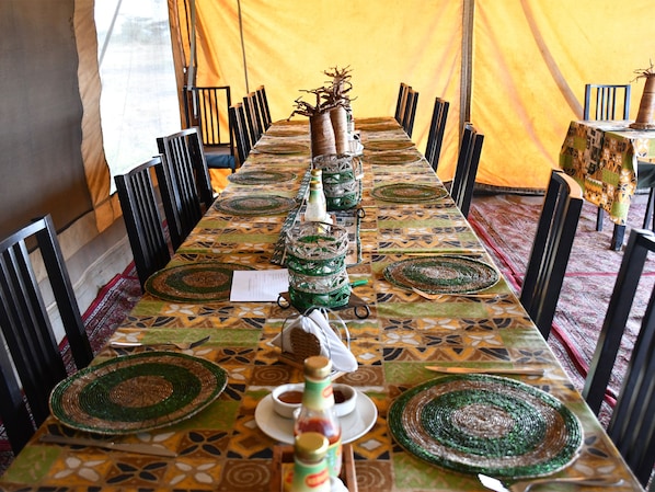 Se sirven desayunos, comidas, cenas y cocina local e internacional