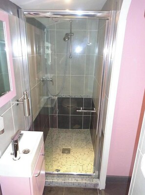 Bathtub, towels