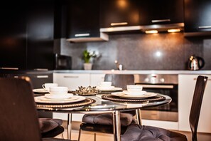 Apartment (Manhattan) | Private kitchenette | Full-sized fridge, oven, stovetop, dishwasher - Apartamenty Homely Place Centrum (Poznan)
