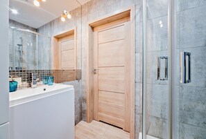 Apartment (Jes) | Bathroom | Rainfall showerhead, free toiletries, hair dryer, towels - Apartamenty Homely Place Centrum (Poznan)