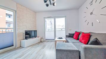 Apartment (Jes) | Living room | 42-inch flat-screen TV with cable channels, TV