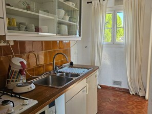 冷蔵庫、電子レンジ、トースター、調理器具と食器