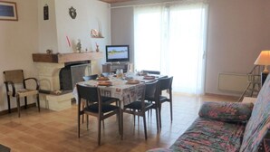 Unclassified image, 4 of 18, button - Cozy 2-BR Beach House with Terrace, BBQ, and Parking - 400m from La Sauzaie Beach (Bretignolles-sur-Mer)