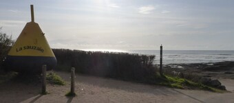 Cozy 2-BR Beach House with Terrace, BBQ, and Parking - 400m from La Sauzaie Beach