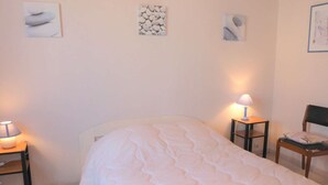 Unclassified image, 3 of 18, button - Cozy 2-BR Beach House with Terrace, BBQ, and Parking - 400m from La Sauzaie Beach (Bretignolles-sur-Mer)