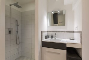 Dusche, Haartrockner, Bademäntel, Handtücher