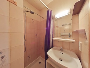 Bathroom - Charming Studio with Ski Access, Near Ice Rink & Village Center, Sleeps 4 (Le Grand-Bornand)