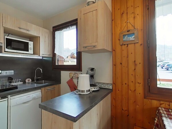 Fridge, microwave, oven, stovetop - Charming Studio with Ski Access, Near Ice Rink & Village Center, Sleeps 4 (Le Grand-Bornand)