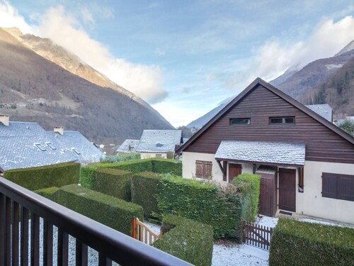 Cozy Duplex Chalet for 7 with Terrace, Ski Storage & Parking near Gondola