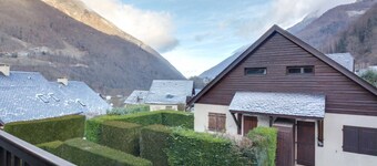 Cozy Duplex Chalet for 7 with Terrace, Ski Storage & Parking near Gondola