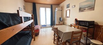 Simple studio steps from the beach, balcony, kitchenette