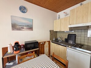 Kjøleskap, ovn, kokeplater og kaffetrakter/tekoker