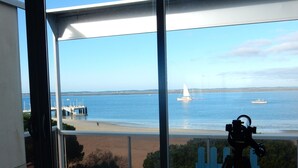 A balcony with a view of the sea, a sailboat, and a pier. - 3-Bed Apt in Central Arcachon, Sea View, Parking, Pets Allowed, Wifi (Arcachon)