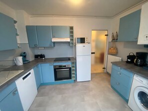 Een koelkast, een microgolfoven, een oven, een kookplaat