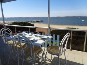 Outdoor dining - 3-Bed Apt in Central Arcachon, Sea View, Parking, Pets Allowed, Wifi (Arcachon)