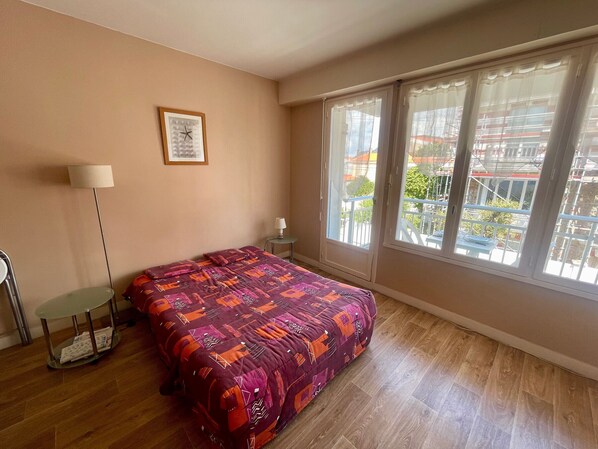 Room - Bright Studio Near Beach & Market, Balcony & Parking (Les Sables-d'Olonne)