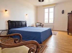 5 bedrooms, desk, iron/ironing board, travel crib