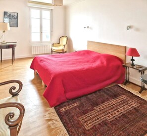 5 bedrooms, desk, iron/ironing board, Internet